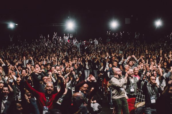 Partecipanti che applaudono durante l'evento