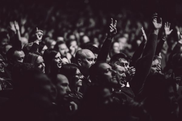 Pubblico con le mani alzate del beautiful day a Milano